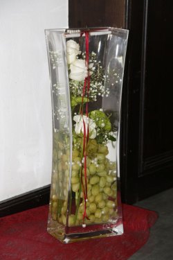 45cm hohe Vase gefüllt mit Wein anstelle von Steckschaum.